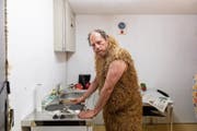 Ein Urmensch (Daniel Blum) kämpft gegen die Einsamkeit. (Bild: Heinz Holzmann)