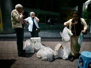 Damit ist bald Schluss: Die Bewohner von Mexiko-Stadt sollen keine Einweg-Plastiksäckli mehr verwenden (Archivbild). (Bild: KEYSTONE/AP/Miguel Tovar)