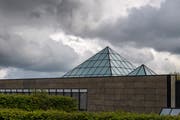Ein Elfenbeinturm aus Beton und Glas? Heute sitzen die Studenten auf dem hohen Rosenberg. Künftig sollen sie auch im St.Galler Stadtzentrum unterkommen. (Bild: Michel Canonica)