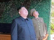 Das Säbelrasseln geht weiter: Nordkoreas Machthaber Kim Jong Un ordnete laut der staatlichen Nachrichtenagentur KCNA eine Militärübung zu einem «Langstrecken-Angriff» an. (Bild: KEYSTONE/EPA KCNA)
