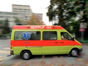 In Neuenegg BE ist ein Mann bei einem Unfall ums Leben gekommen. Er war mit seinem Lieferwagen mit einem Baum kollidiert und tödlich verletzt worden. (Bild: KEYSTONE/GAETAN BALLY)