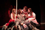 Die Theaterkurs-Teilnehmer der PH Luzern zeigen bei der Hauptprobe von «Peer, du lügst!» viel Talent.Bild: Jakob Ineichen (Luzern, 7. Mai 2019)