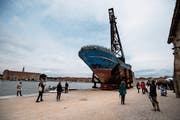 Der Schweizer Christoph Büchel liess das gesunkene Flüchtlingsschiff von Lampedusa an die Biennale bringen. Die «Barca Nostra» ist Mahnmal für alle Flüchtlinge. (Bild: Marton Monus/EPA (8. Mai 2019))