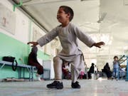 Das grosse Glück des fünfjährigen Ahmad Rahman: In der orthopädischen Klinik des Roten Kreuzes in Kabul tanzt er breit grinsend und freut sich über seine Beinprothese. (Bild: Wakil Kohsar/AFP/Getty Images)
