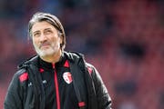 Der FC Sion hat diese Woche Schlagzeilen nicht auf dem Spielfeld, sondern an dessen Rand geliefert: Trainer Murat Yakin wurde beurlaubt. Ob sich das auf die spielerische Leistung der Walliser auswirkt, zeigt sich erstmals am Sonntag beim Match gegen den FC St.Gallen im Kybunpark. (Bild: Ennio Leanza/KEY - Letzigrund Zürich, 28. April 2019)