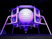 Platz für vier Fahrzeuge: Amazon-Gründer Jeff Bezos präsentierte am Freitag in Washington ein Modell seines geplanten Raumschiffs «Blue Moon». (Bild: KEYSTONE/AP/PATRICK SEMANSKY)