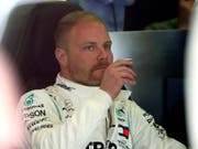 WM-Leader macht Kaffee-Pause: Mercedes-Fahrer Valtteri Bottas gönnt sich gegen Ende der ersten Trainingseinheit eine Verstärkung (Bild: KEYSTONE/AP/MANU FERNANDEZ)
