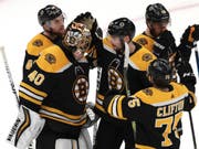 Die Boston Bruins beglückwünschen sich zum erfolgreichen Auftakt im Conference-Final gegen die Carolina Hurricanes (Bild: KEYSTONE/AP/CHARLES KRUPA)