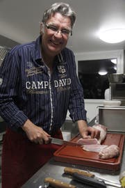 Patrick Kraus schneidet das Steak frisch ab dem Nierstück, ehe er es brät und mit diversen Haussaucen serviert. (Bild: Fränzi Göggel)