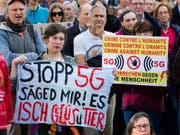 Demonstranten protestieren gegen den Ausbau des 5G-Netzes an einer nationalen Kundgebung in Bern. (Bild: KEYSTONE/PETER KLAUNZER)