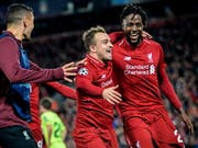 Kann sich Xherdan Shaqiri (Bildmitte) bald auch über den englischen Meistertitel freuen? (Bild: KEYSTONE/EPA/PETER POWELL)