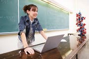 Laptop statt fest installierter PC – das gilt künftig für alle Luzerner Gymi- und Berufsschullehrerinnen und -lehrer. (Symbolbild: Getty)