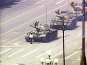 Ein einzelner Demonstrant steht vor der Panzerkolonne auf dem Tian’anmen-Platz in Peking: Das Bild steht ikonisch für den niedergeschlagenen Volksaufstand vom 5. Juni 1989. Bild: Getty