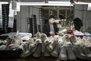 Eine chinesische Schuhfabrik in Wenzhou. Bild: Qilai Shen/Bloomberg (Wenzhou, 14. Januar 2019)