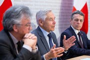 Ex-Nestlé-Verwaltungsratspräsident Peter Brabeck (Mitte) präsidiert die Genfer Stiftung Gesda. (Bild: Peter Klaunzer/Keystone, Bern, 20. Februar 2019)