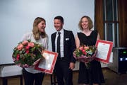 Sichtlich Freude an der Ehrung: Denise Feierabend (links) und Michelle Gisin zusammen mit Regierungsrat Christian Schäli. (Bild: Dominik Wunderli, Engelberg, 10. Mai 2019)