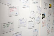 Die Wunschwand am Stand der Gemeinde Wattwil. (Bild: Ruben Schönenberger)