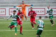 Der Krienser Edmond Selmani (vorne) im Kopfballduell mit Wils Magnus Breitenmoser im Stadion Kleinfeld in Kriens. (Bild: Philipp Schmidli)