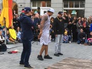 Ein Tänzchen am «Aufgetischt»: Peter Jans - mit Goldkette und Baseball-Cap - mit Bboy Illwill und einem zweiten Freiwilligen vor dem Amtshaus. (Bild: PD - 10. Mai 2019)
