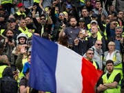 Am 26. Protestsamstag in Folge gab es grössere Demonstrationen in Lyon im Osten Frankreichs und in Nantes im Westen. Die «Gelbwesten» fordern mehr soziale Gerechtigkeit. (Bild vom 6. April) (Bild: KEYSTONE/EPA/IAN LANGSDON)