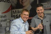 Toni Brunner spricht am Stand der SVP mit Besucherinnen und Besuchern. (Bild: Ruben Schönenberger)