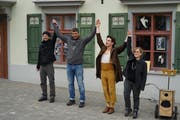 Der Strassenkünstler und seine nicht ganz freiwilligen Mitarbeiter: Claudio Mutazzi spannte für seine Nummer vor dem Restaurant Drahtseilbahn auch Stadträin Maria Pappa ein. (Bild: Sandro Büchler - 11. Mai 2019)