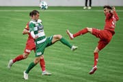 Der Krienser Albin Sadrijaj (in Grün-Weiss) im Zweikampf mit dem Wiler Dominik Schmid (rechts). (Bild: Philipp Schmidli (Kriens, 11. Mai 2019))