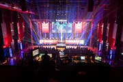 Blick in die Halle 622 in Zürich, wo am Samstag die erste Ausgabe von Swisscoms E-Sport-Liga stattgefunden hat. (Bild: Ennio Leanza/Keystone, 11. Mai 2019)
