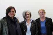 Wechsel im Vorstand des Kunstvereins Uri: Monika Müller (links) folgt auf Natalia Hürlimann als Finanzchefin. Rechts im Bild Präsidentin Elisabeth Fähndrich. (Bild: Markus Zwyssig, Altdorf, 11. Mai 2019)