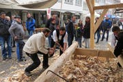 Viele Besucherinnen und Besucher verfolgten die Arbeit der Zimmerleute. (Bild: Maya Seiler)
