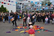 «Chömäd alli zämä»: Zum Abschluss des Flashmobs erklingt nochmals das HPS-Lied. (Bild: Kathrin Meier-Gross)
