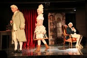 Mozart (Markus Omlin) streitet sich mit seiner Constanze (Luzia Gisler), während Salieri (Samuel Christen) im Hintergrund alles mitkriegt. (Bild: Irene Infanger, Stans, 11. Mai 2019)