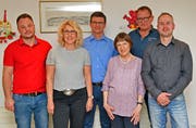 Die abtretenden und neuen Mandatsträger: (von links) Rony Künzle, Gabriela Heer, Christian Schnider, Maria-Luise Abt, Bruno Metzger sowie Stefan Korn. (Bild: Peter Jenni)