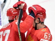 Der Russe Jewgeni Dadonow (rechts/63) jubelt mit Nikita Gussew zusammen - Dadonow erzielte in den ersten zwei WM-Spielen je zwei Tore (Bild: KEYSTONE/EPA/CHRISTIAN BRUNA)