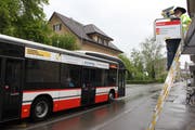 Das Blinklicht an der Haltestelle Ochsen wird installiert. (Bild: PD)