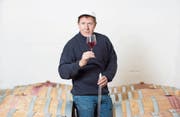 Hoss Hauksson in seiner Weinkellerei im aargauischen Rüfenach. (Bild: Maria Schmid, 10. Mai 2019)