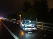 Ein 18-jähriger Lenker hat am Samstagabend auf der A4 in Hünenberg ZG wegen eines Sekundenschlafs die Kontrolle über sein Auto verloren. Er prallte in das Heck eines Reisecars und wurde dabei mittelschwer verletzt. (Bild: Kantonspolizei Zug)