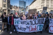 Kundgebung für griffige Massnahmen gegen den Klimawandel in St.Gallen. Im Hintergrund das Rathaus. (Bild: Michel Canonica - 15. Februar 2019)