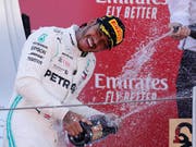 Champagner-Dusche für den Weltmeister: Lewis Hamilton übernimmt nach seinem Sieg beim GP von Spanien wieder die Führung in der WM-Wertung (Bild: KEYSTONE/AP/MANU FERNANDEZ)