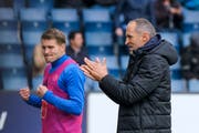 FCL-Trainer Thomas Häberli (rechts) und Ersatzspieler Claudio Lustenberger jubeln nach dem Tor zum 3:0 gegen GC. (Bild: Martin Meienberger/Freshfocus, Luzern, 12. Mai 2019)