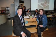 Der langjährige Präsident Walter Brand und seine Nachfolgerin Iris Flüeler auf der «Insieme-Bank». (Bild: Rosmarie Berlinger, Stans, 10. Mai 2019)