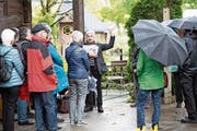 Maria Greco (mitte) zeigte der Gruppe den Hofladen auf dem Sternenhof, wo es saisonale Produkte gibt. (Bild: Roger Zbinden (Baar, 11. Mai 2019))