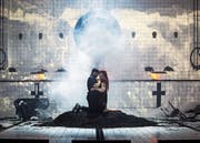 Diese Liebesgeschichte ist von Zerstörung geprägt: Auf einem Schutthaufen gestehen sich Nero (Anicio Zorzi Giustiniani) und Poppea (Raffaella Milanesi) ihre Liebe. (Bild: Iko Freese)