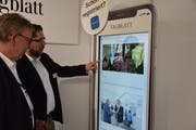 Peter Kroll, OK-Präsident der Toggenburger Messe, lässt sich am Stand des «Toggenburger Tagblatts» den Liveblog zeigen. (Bild: Timon Kobelt)