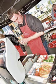 Kreativ, sorgsam und ruhig ist Stefan Hämmerle die Zubereitung des Menüs angegangen; mit Speck umwickelten Champions, Gemüse, Bio-Schweine-Steak, Reis und einer leckeren Sauce. (Bild: Heidy Beyeler)