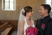 Sängerin Sabrina Sauder aus Sirnach trat am Samstag mit Nicolas Giovanettoni in der Kirche auf Burg zu Stein am Rhein vor den Traualtar. (Bild: Simon Kaufmann, Brennweite Fotografie/PD)