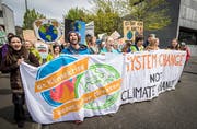 Lautstark skandieren die Demonstranten ihre Forderungen bei der Kantonsschule Kreuzlingen. (Bild: Reto Martin)