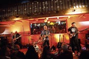 «Les Sauterelles» begeistern im Metzgernsaal mit einer musikalischen Zeitreise. (Bild: Philipp Unterschütz (Sarnen, 11. Mai 2019))
