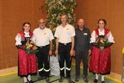 Sie wurden an der DV für ihr 40-jähriges Engagement im Dienst der Feuerwehr geehrt, flankiert von den Ehrendamen: Max Gisler, Bruno Imhof und Karl Mattli (von links). (Bild: Robi Kuster, Seedorf, 10. Mai 2019)