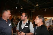 Präsident, Christof Sigrist im Gespräch mit Regisseur Stefan Wieland und David Leuthold, der für das Bühnenbild verantwortlich ist (von links). (Bild: Sepp Odermatt, Stans, 11. Mai 2019)